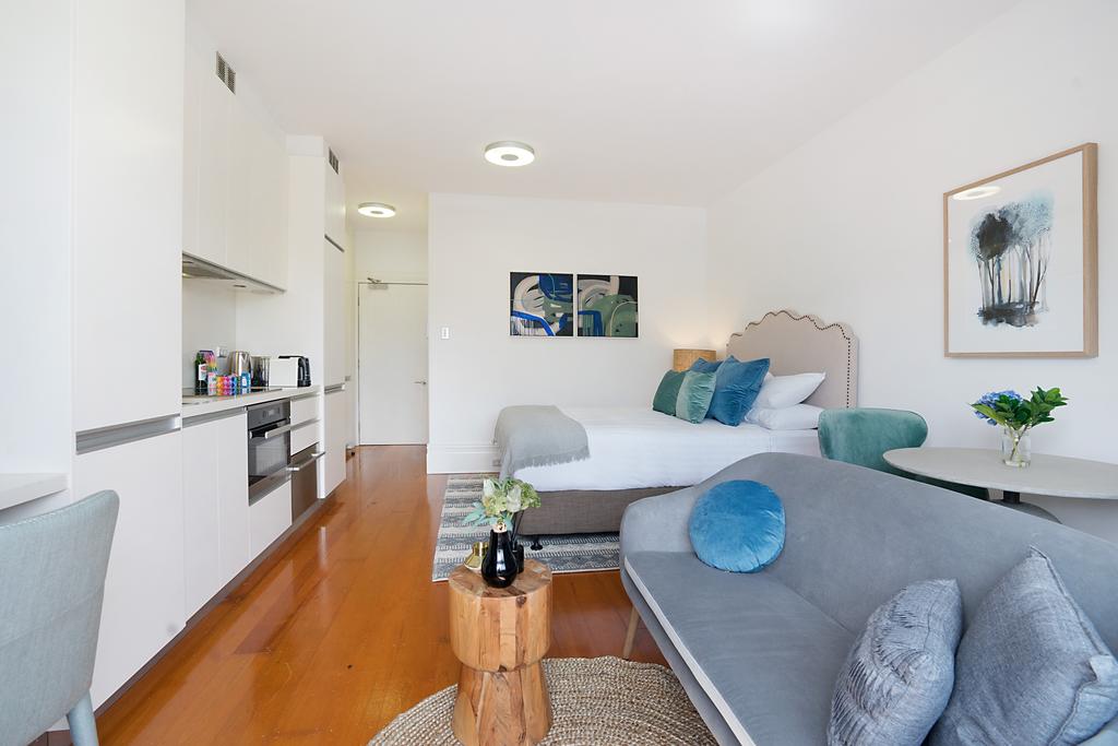 Luxurious light-filled studio in winning location - Accommodation Adelaide