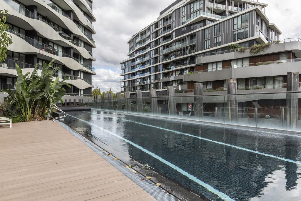LUXURIOUS RIVERSIDE RESORT STYLE APARTMENTPOOLSPAGYMROOFTOP WITH CITY VIEWS - Accommodation Melbourne 2