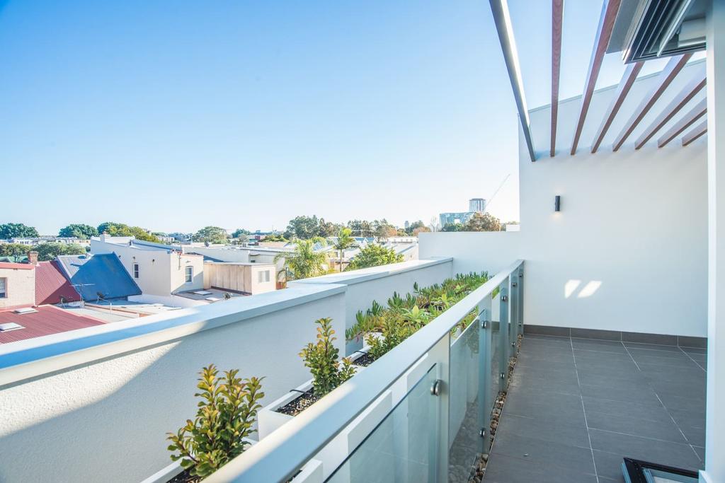 Luxurious Townhouse With Natural Light In Rosebery - thumb 1