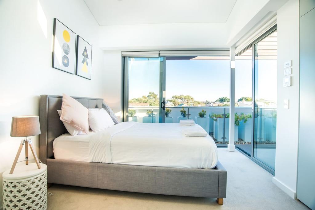 Luxurious Townhouse With Natural Light In Rosebery - thumb 3