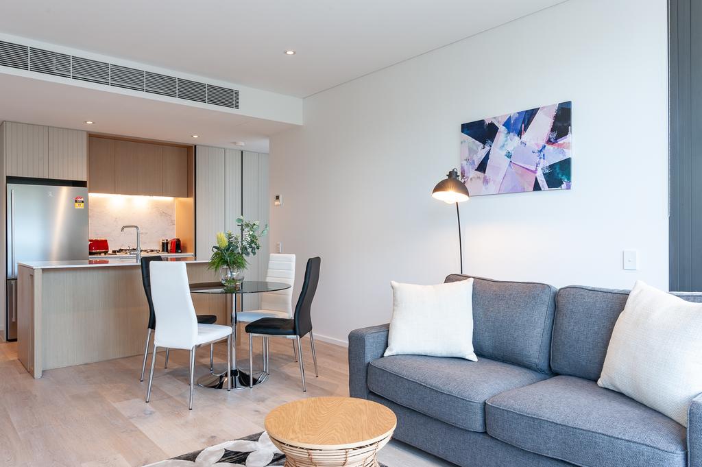 LUXURY APARTMENT / / MOMENTS TO LANE COVE VILLAGE - thumb 3