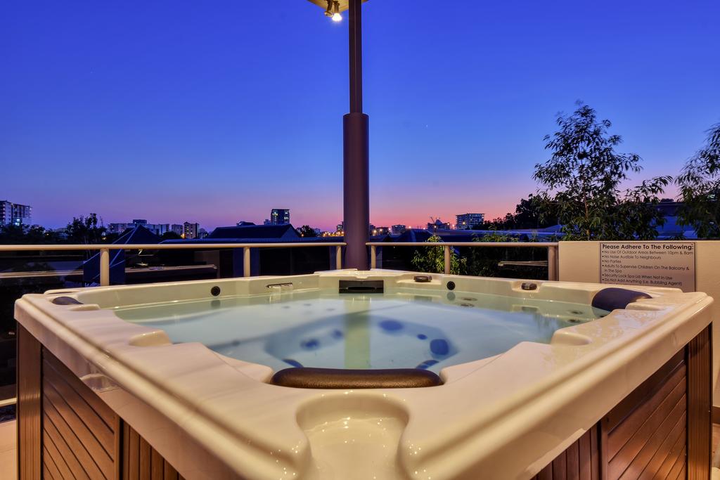Luxury Darwin City Lights Jacuzzi Central Location Large House New Furnishings - thumb 3