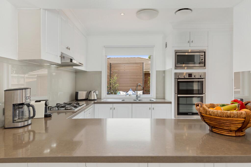 Luxury Family-size Home In Smart Beachside Suburb - thumb 2