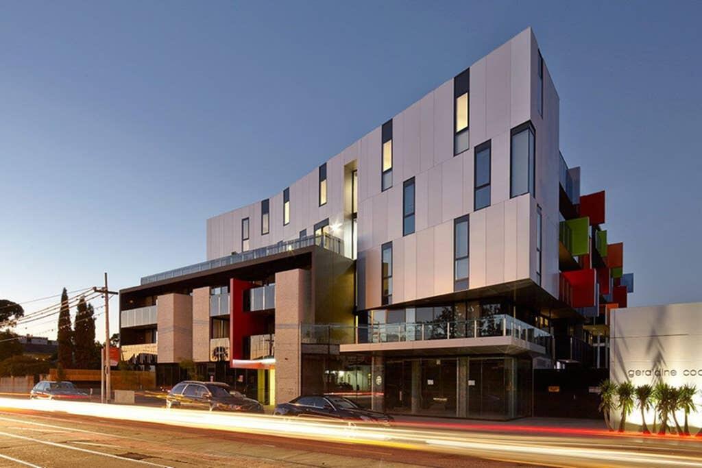 Luxury large modern apartment close to city parks shops and public transport - Accommodation Adelaide