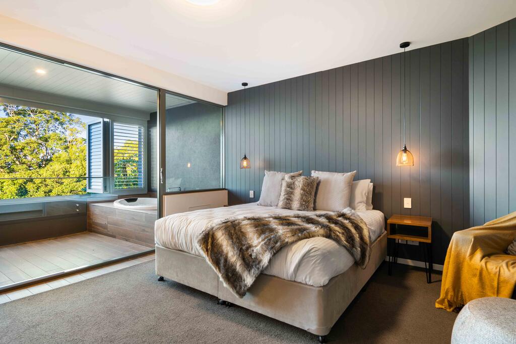 Luxury Spa Retreat with Ocean and Hinterland Views - Accommodation Adelaide
