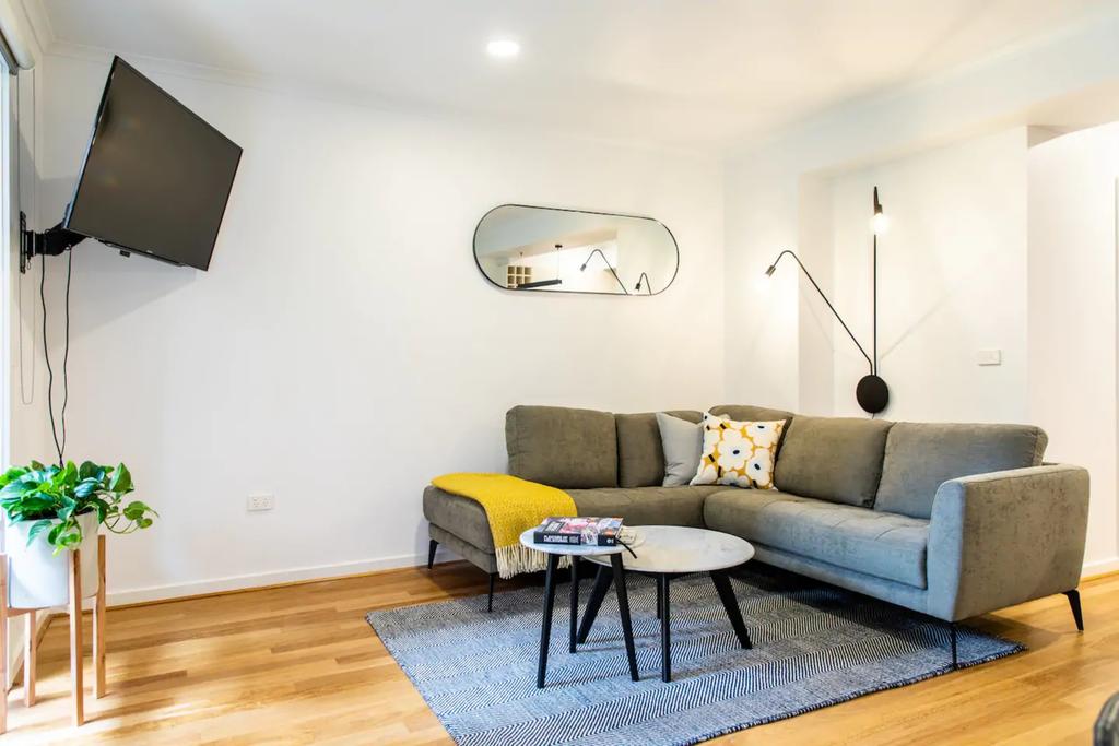 Luxury Spacious 2 Bedroom Fitzroy Apartment - Accommodation BNB