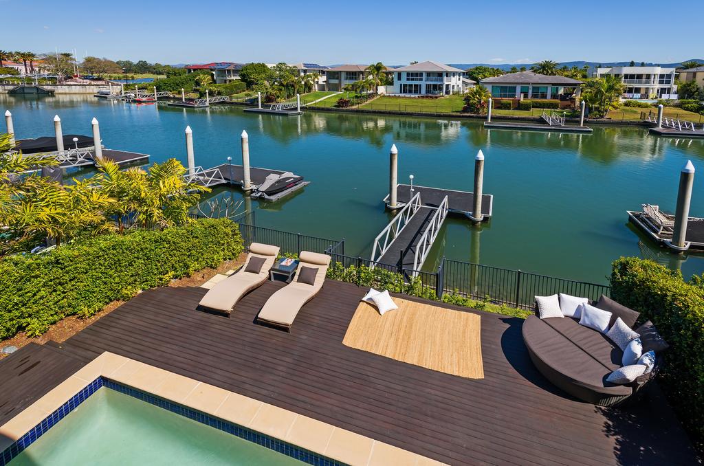 Luxury Suite + Private Living Room On Waterfront In Hope Island - thumb 0