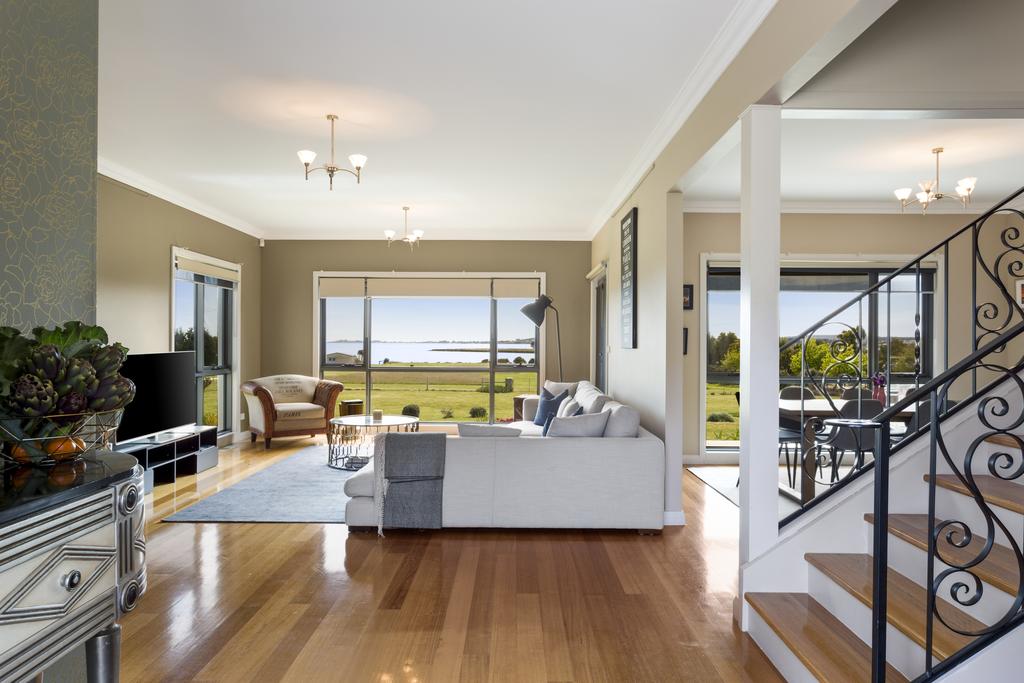 LUXURY WATERFRONT FAMILY HOME-TASMANIA I-L'Abode - Accommodation Airlie Beach