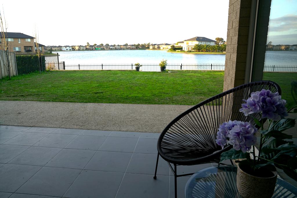 Luxury Waterfront Villa In Sanctuary Lakes - thumb 1
