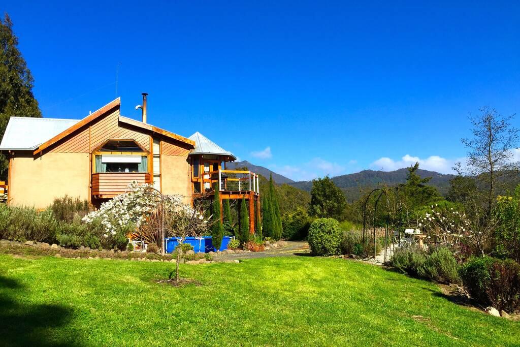 MAGICAL MOUNTAIN RETREAT - 20 Mins To CBD And Only 10 To MONA! - thumb 2