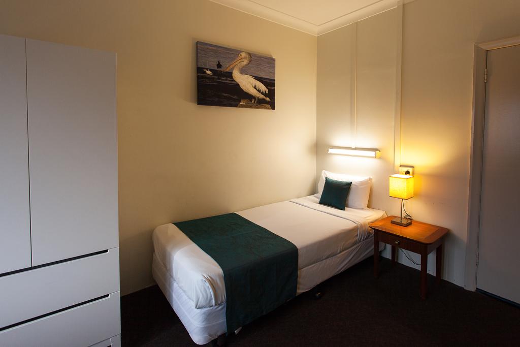 Manly Hotel - Accommodation Gladstone
