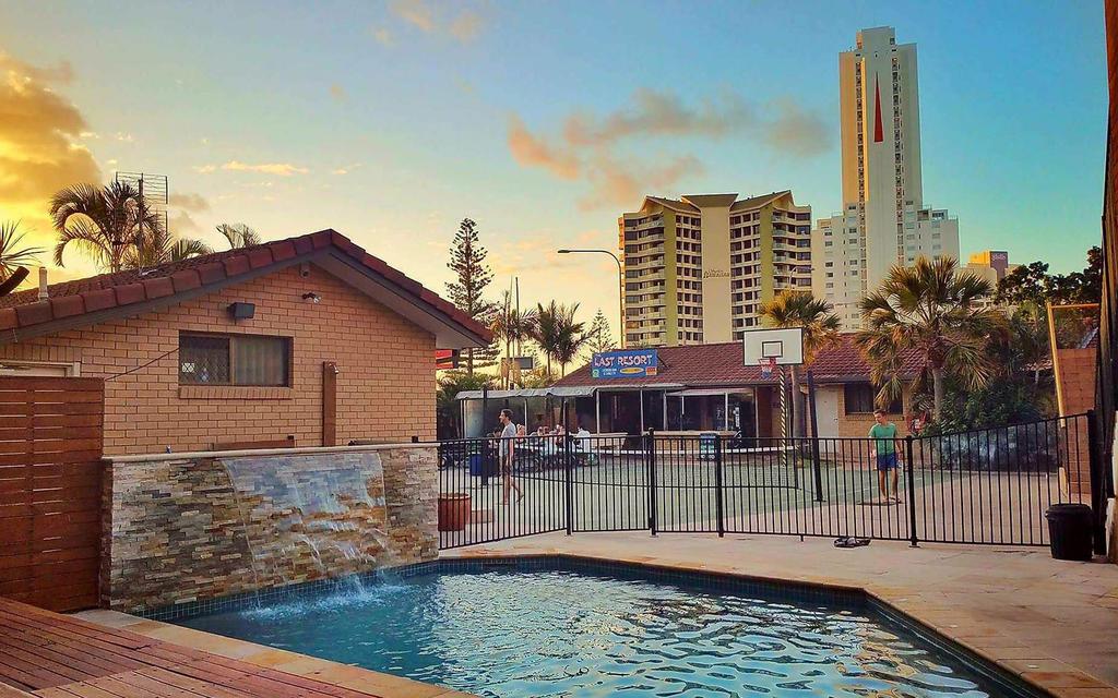 Maxmee Resort (formally Surfers Paradise Backpackers)