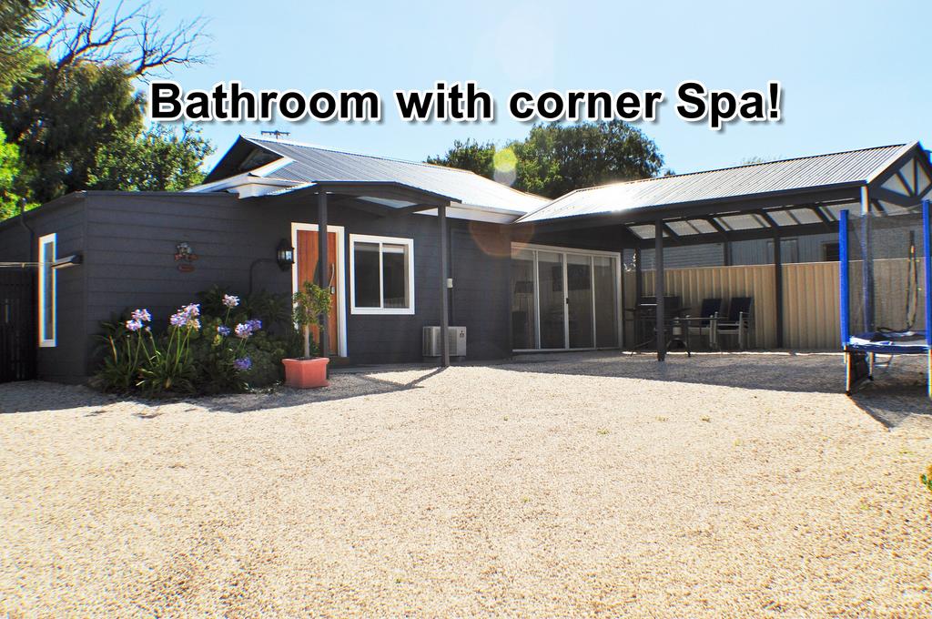MODERN  LUXURIOUS WITH SPA BATH - Accommodation Adelaide