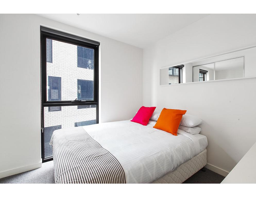 Modern 2 Bed Apartment In Trendy Collingwood - thumb 2