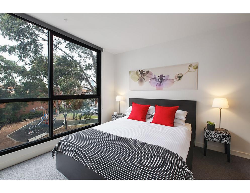 Modern 2 Bed Apartment In Trendy Collingwood - thumb 1