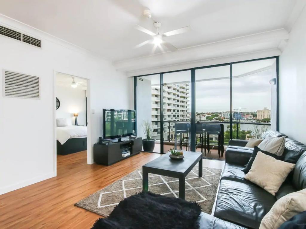 Modern 2 Bedroom River View Apartment in Docklands - Accommodation Adelaide