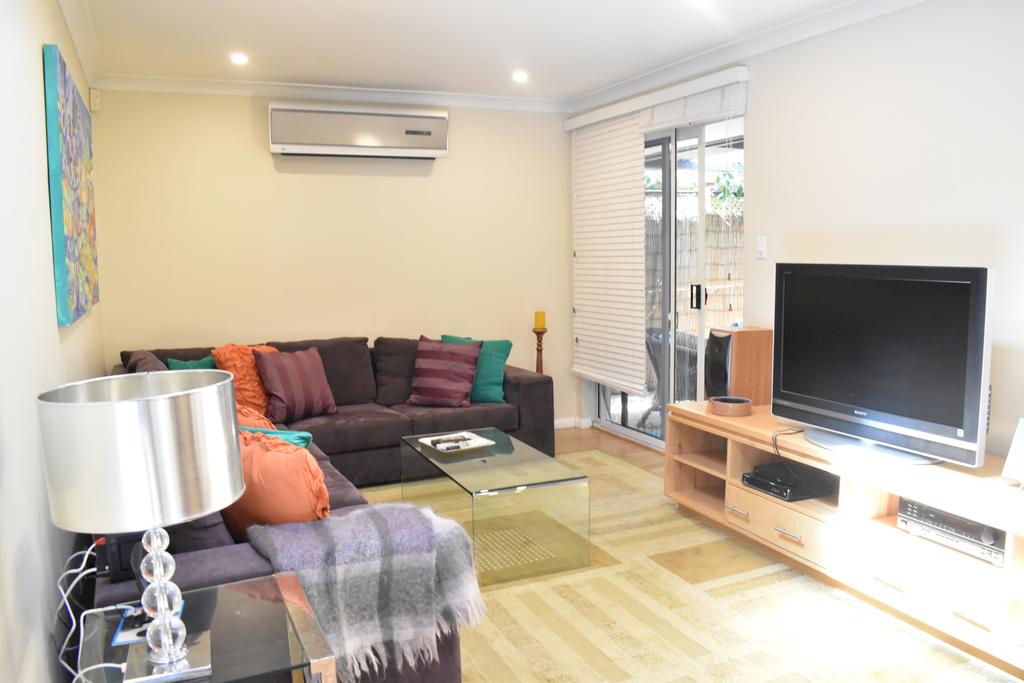 Modern 2 Bedroom Unit Close to CBD - New South Wales Tourism 