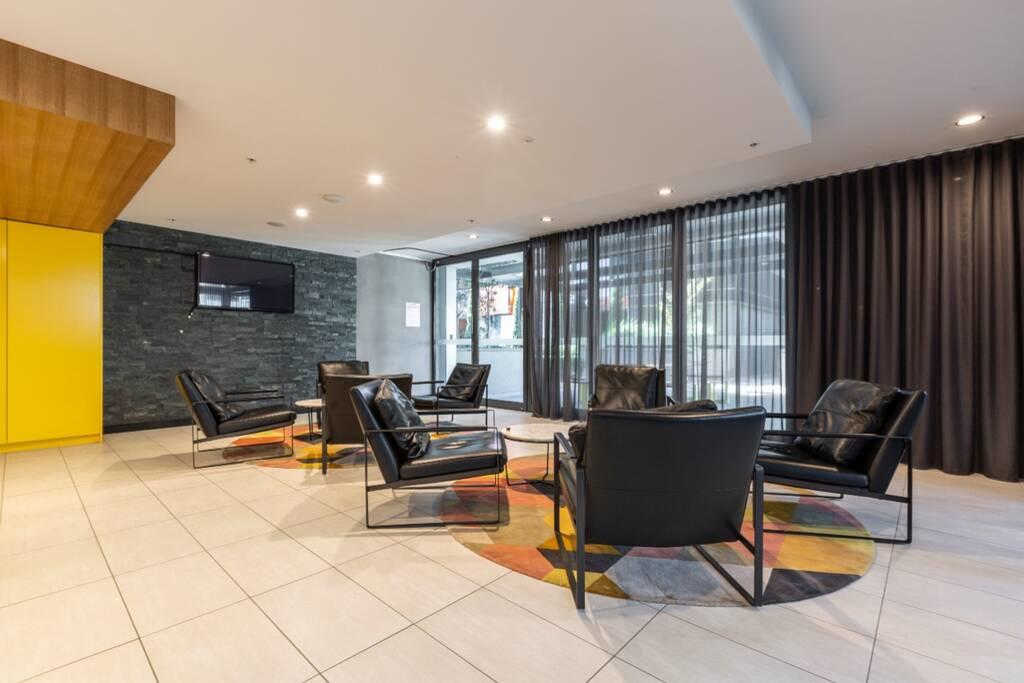 MODERN 2 BEDROOMS -SOUTHERN CROSS STATION - Accommodation Great Ocean Road 1