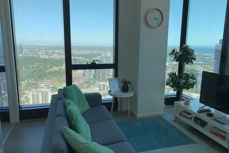 Modern 2BR 2BT Apt With Stunning Ocean Views, Netflix, Gym Pool And Wine - thumb 1