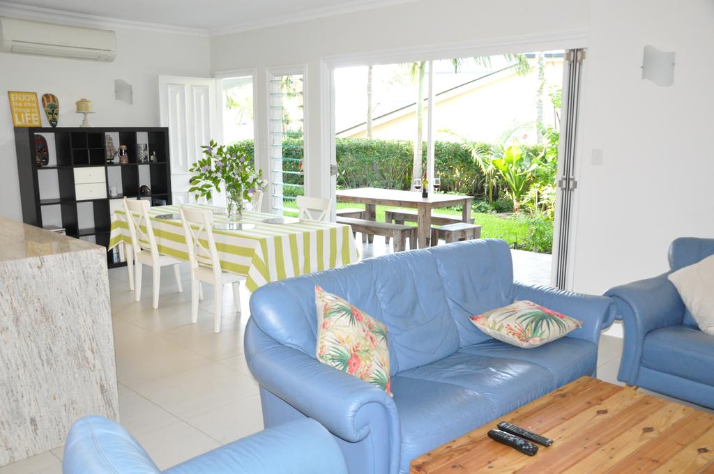 MODERN 3 BEDROOM APARTMENT IN TRADITIONAL QUEENSLANDER  PATIO LEAFY YARD POOL - Accommodation Airlie Beach