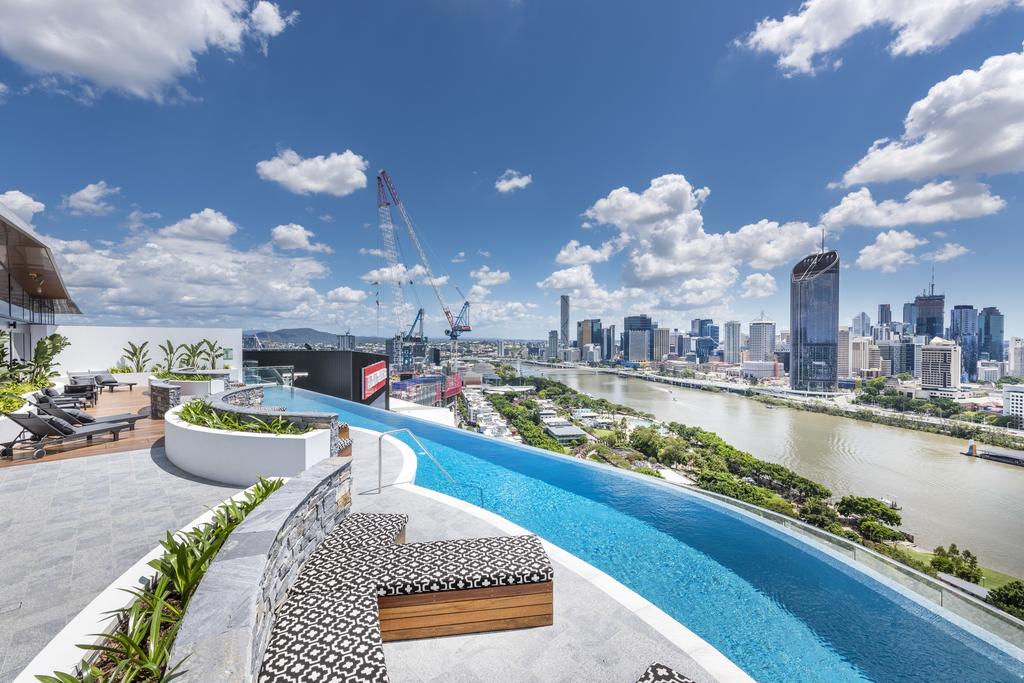 Modern Apartment In South Brisbane Infinity Pool - thumb 2