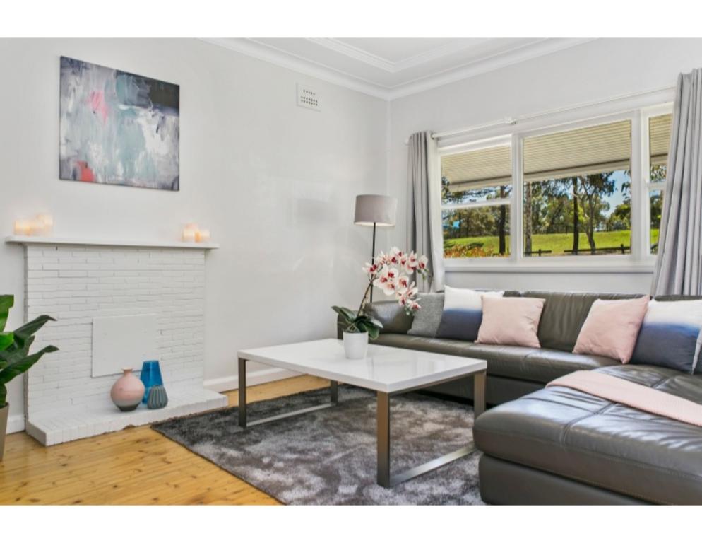 Modern Aus home on the edge of North Ryde Oval - Accommodation BNB