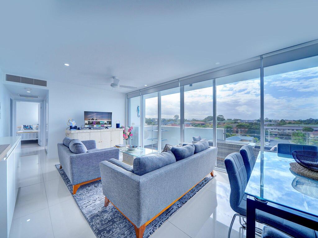 Modern Contemporary Southport Apartment - Accommodation Airlie Beach