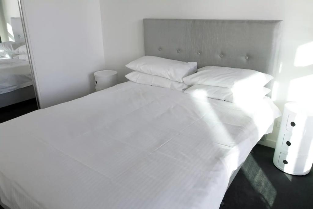 Modern Light-Filled 1 Bed In South Melbourne - Melbourne Tourism 3
