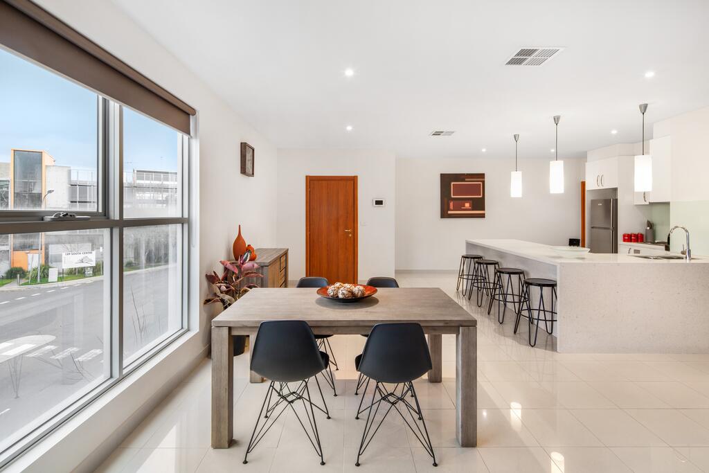 Modern Unit With Balconies Near Melbourne Airport - thumb 3