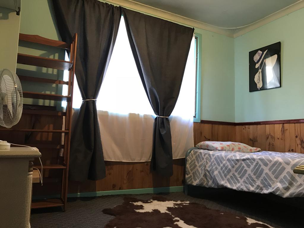 Neat and Nice Room - Carnarvon Accommodation