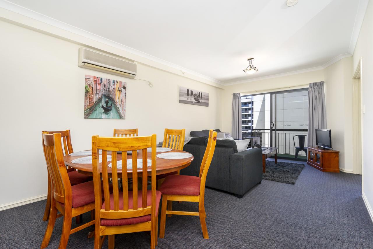 Oversized Eastend Sleeps 6 Free PARKING+POOL WIFI - Redcliffe Tourism 5