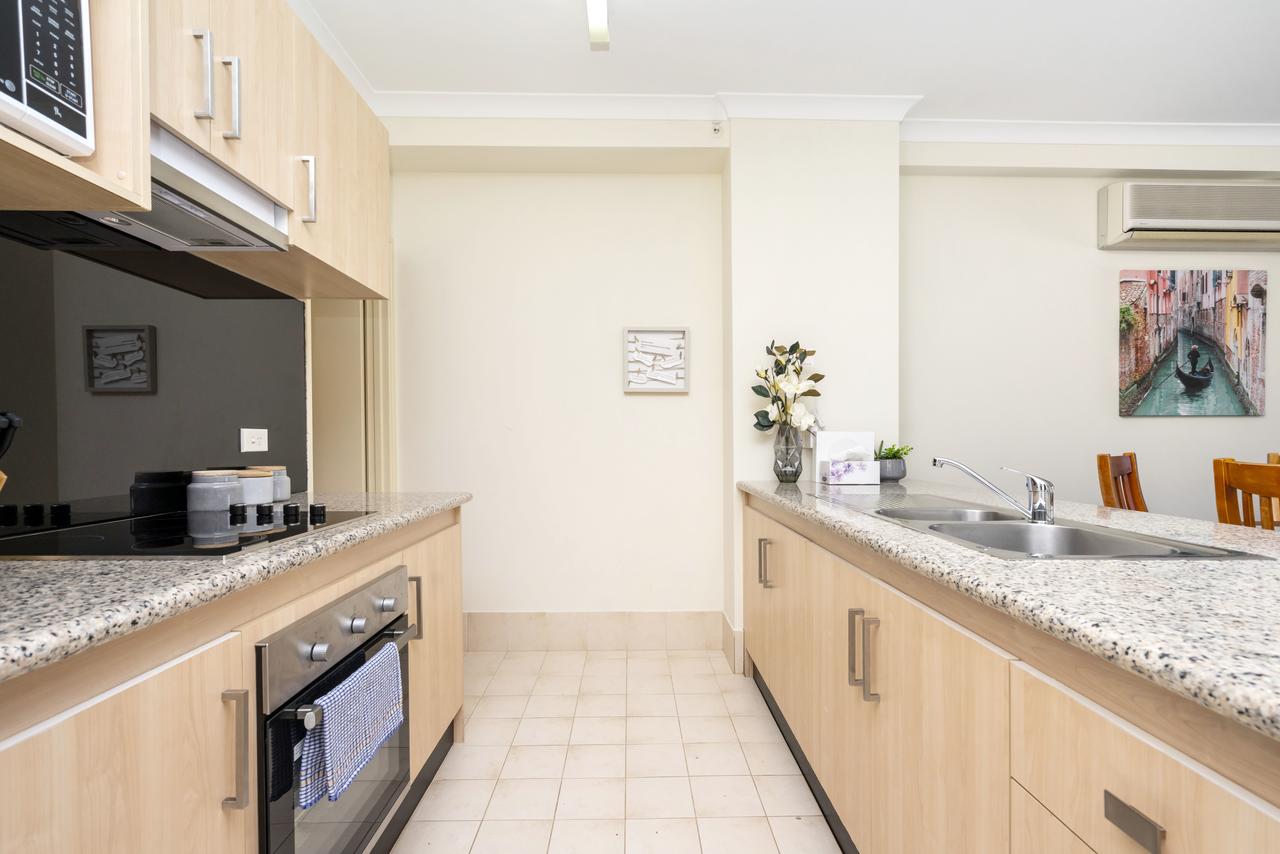 Oversized Eastend Sleeps 6 Free PARKING+POOL WIFI - Redcliffe Tourism 3