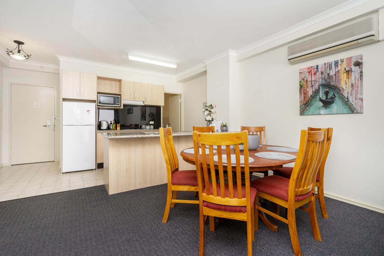 Oversized Eastend Sleeps 6 Free PARKING+POOL WIFI - Redcliffe Tourism 9