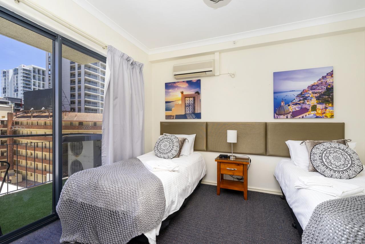 Oversized Eastend Sleeps 6 Free PARKING+POOL WIFI - Redcliffe Tourism 1