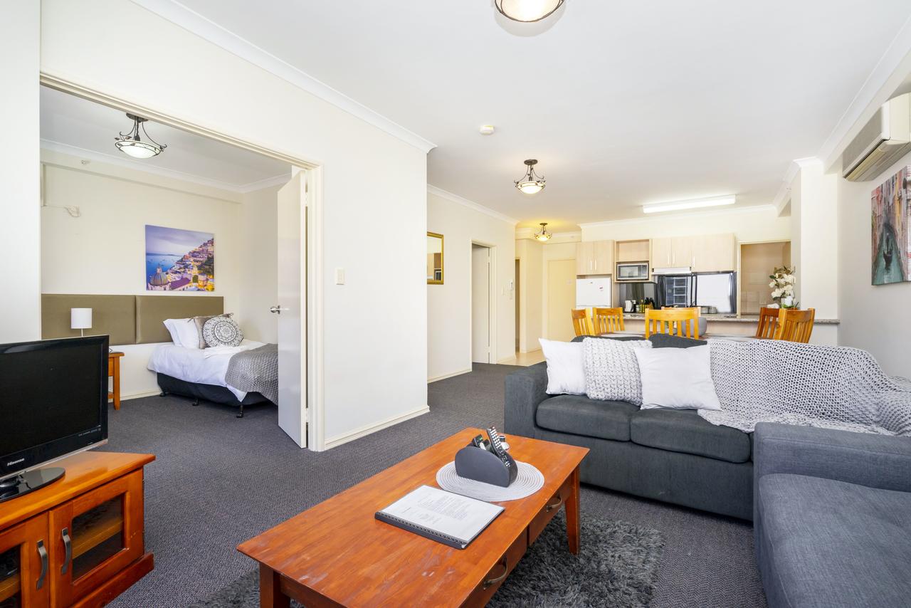 Oversized Eastend Sleeps 6 Free PARKING+POOL WIFI - Redcliffe Tourism 8