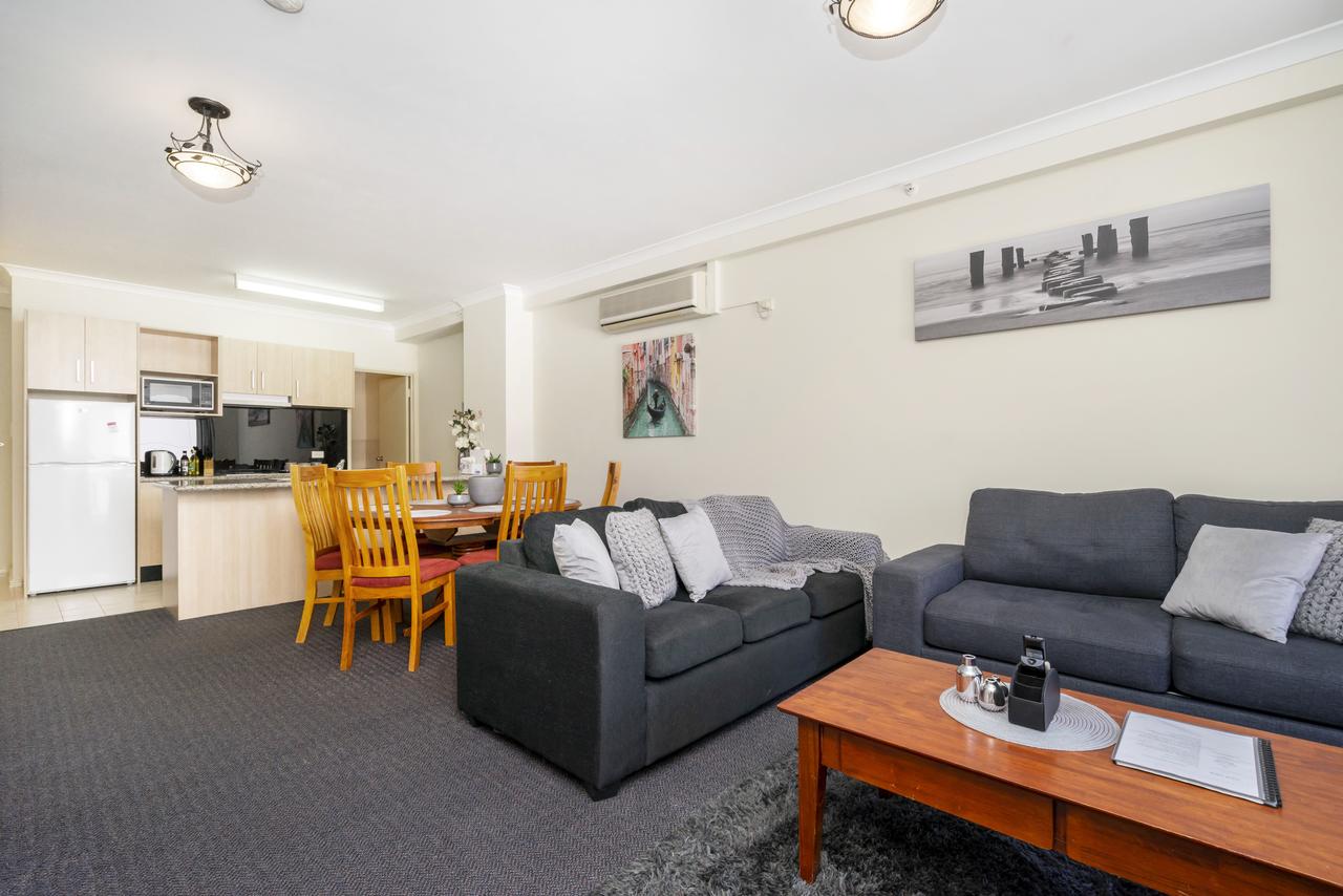 Oversized Eastend Sleeps 6 Free PARKING+POOL WIFI - Redcliffe Tourism 7