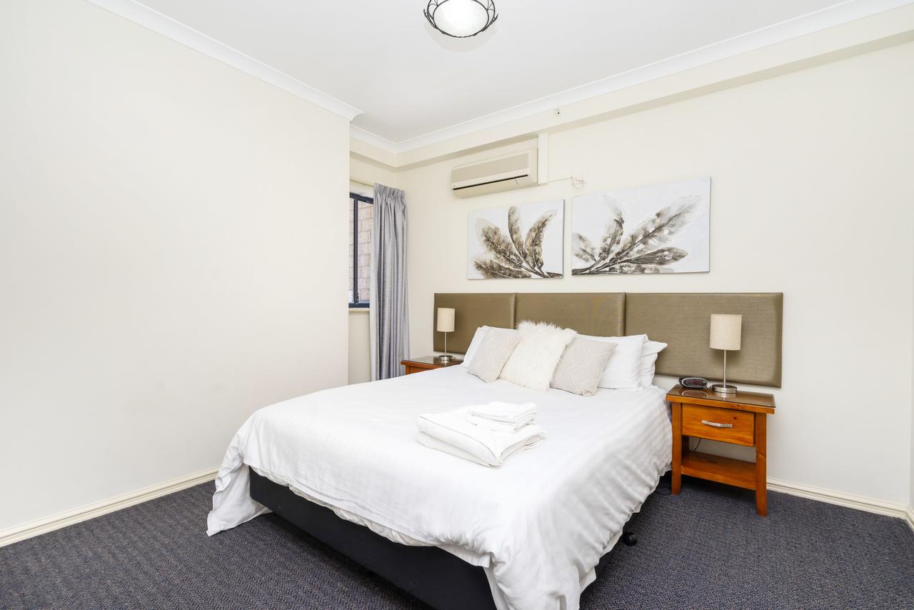 Oversized Eastend Sleeps 6 Free PARKING+POOL WIFI - Redcliffe Tourism 11