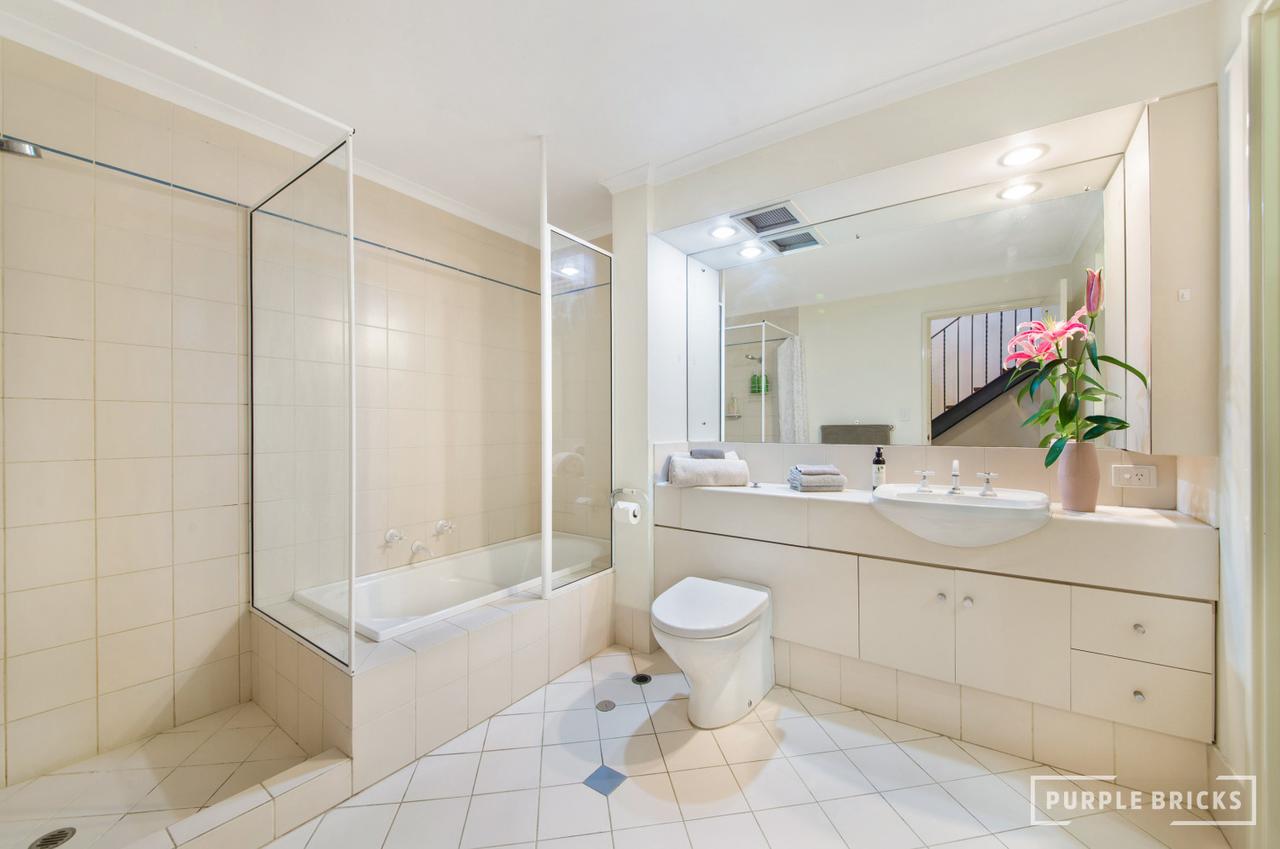 Spacious Central Townhouse - Redcliffe Tourism 6