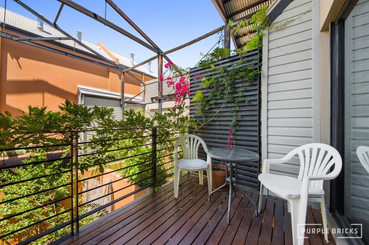 Spacious Central Townhouse - Redcliffe Tourism 10