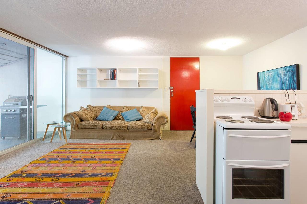Retro Central Claremont Oasis - Accommodation ACT 4