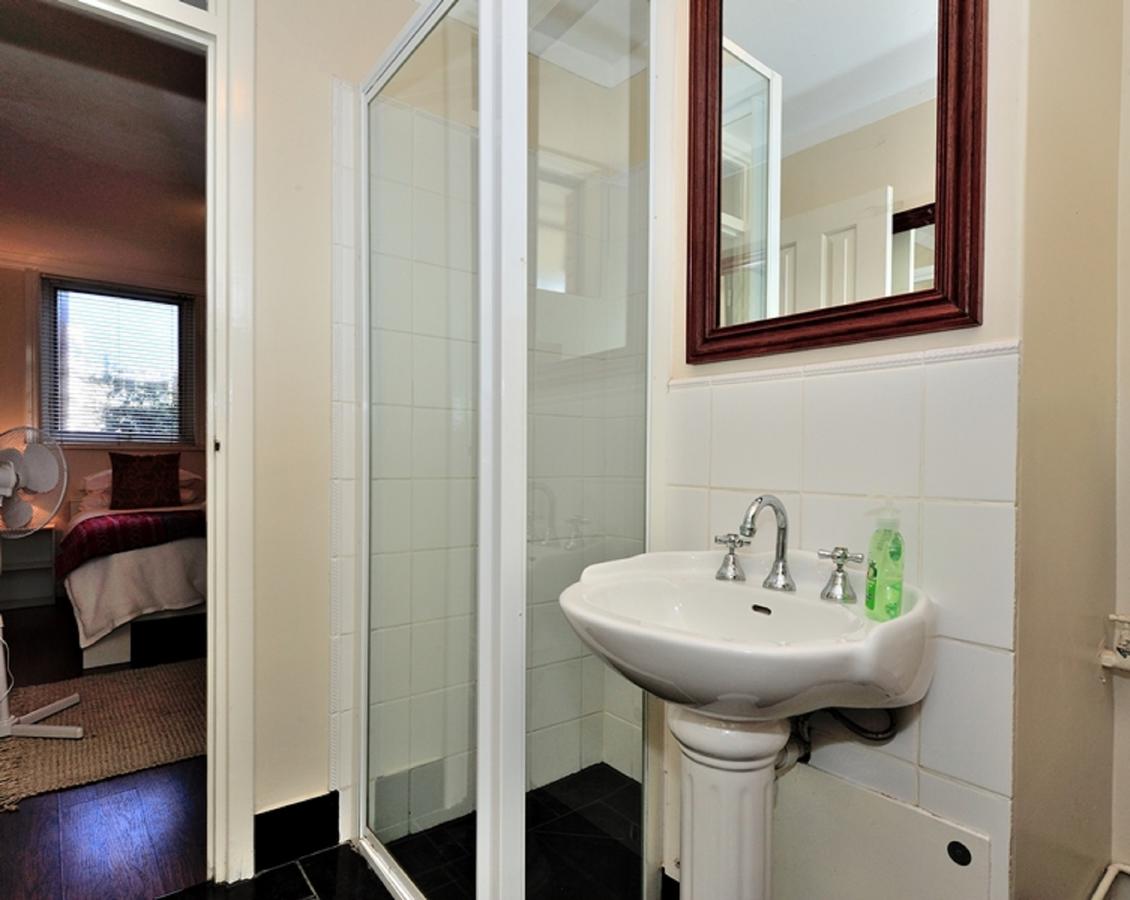 Mollies - Central Fremantle 1 Bedroom Apartment - Redcliffe Tourism 5