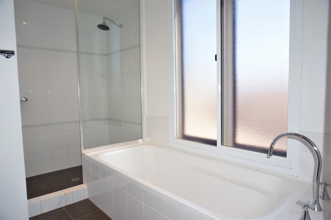 Osprey Holiday Village Unit 104 - Luxury Spa Bath With A View - Accommodation BNB 10
