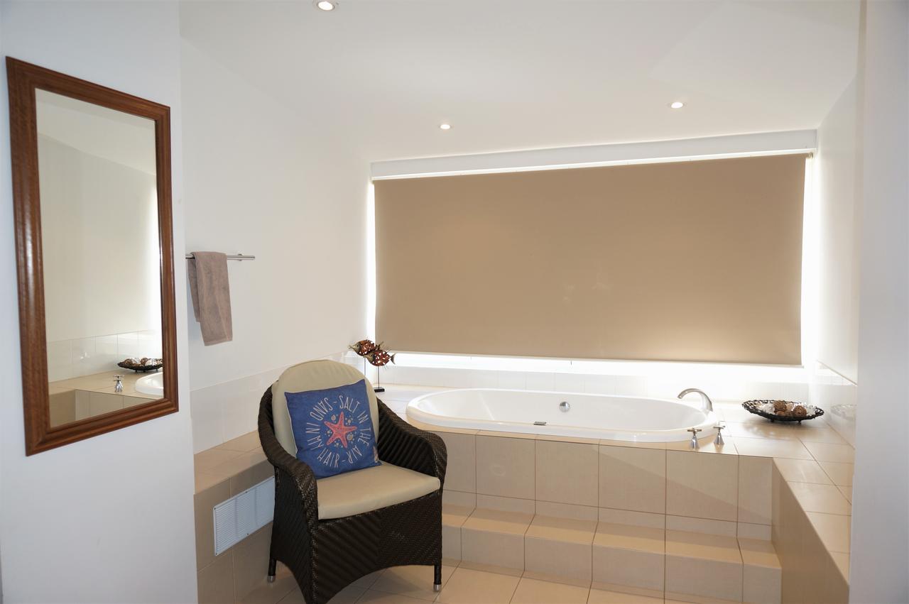 Osprey Holiday Village Unit 104 - Luxury Spa Bath With A View - thumb 16