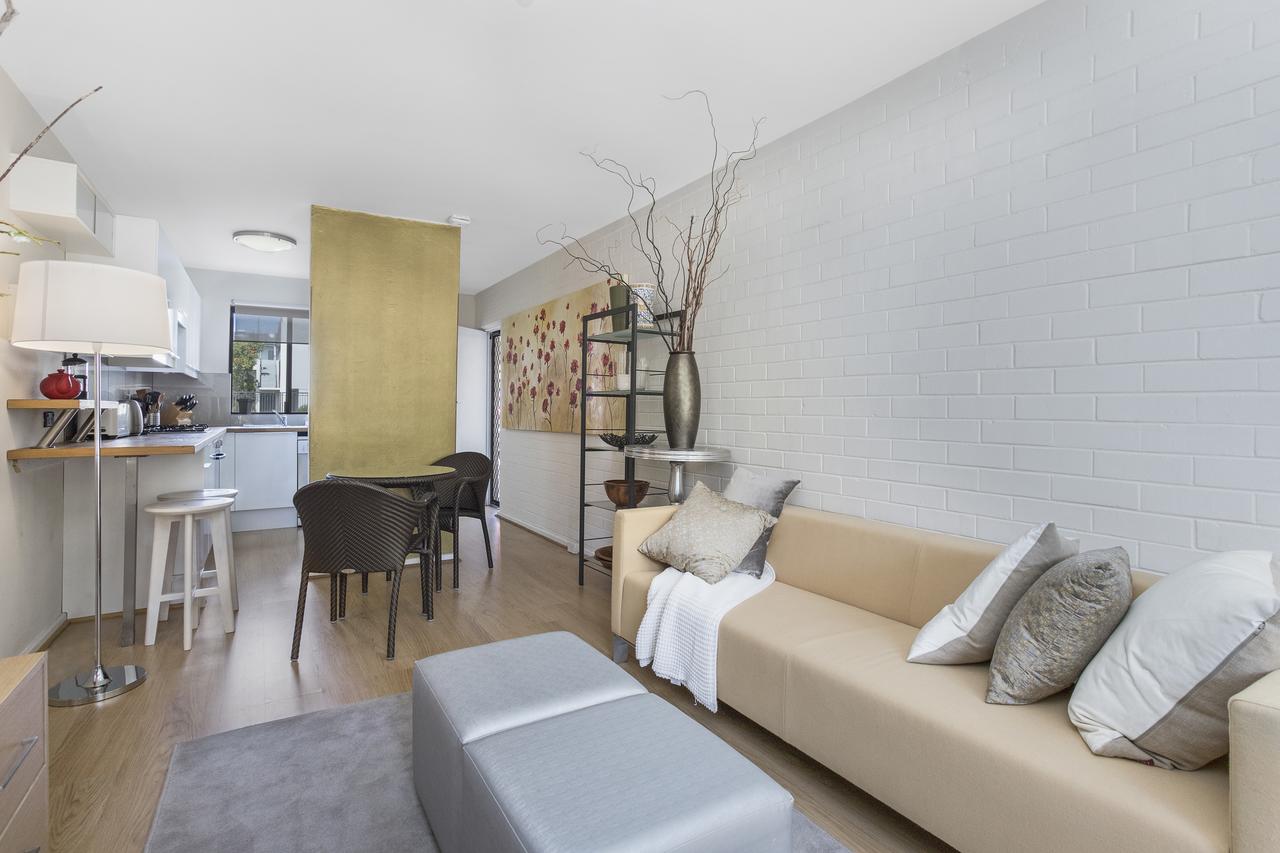 Gorgeous 26 1 Bed Designer Fitout Perfect Location - Redcliffe Tourism 24