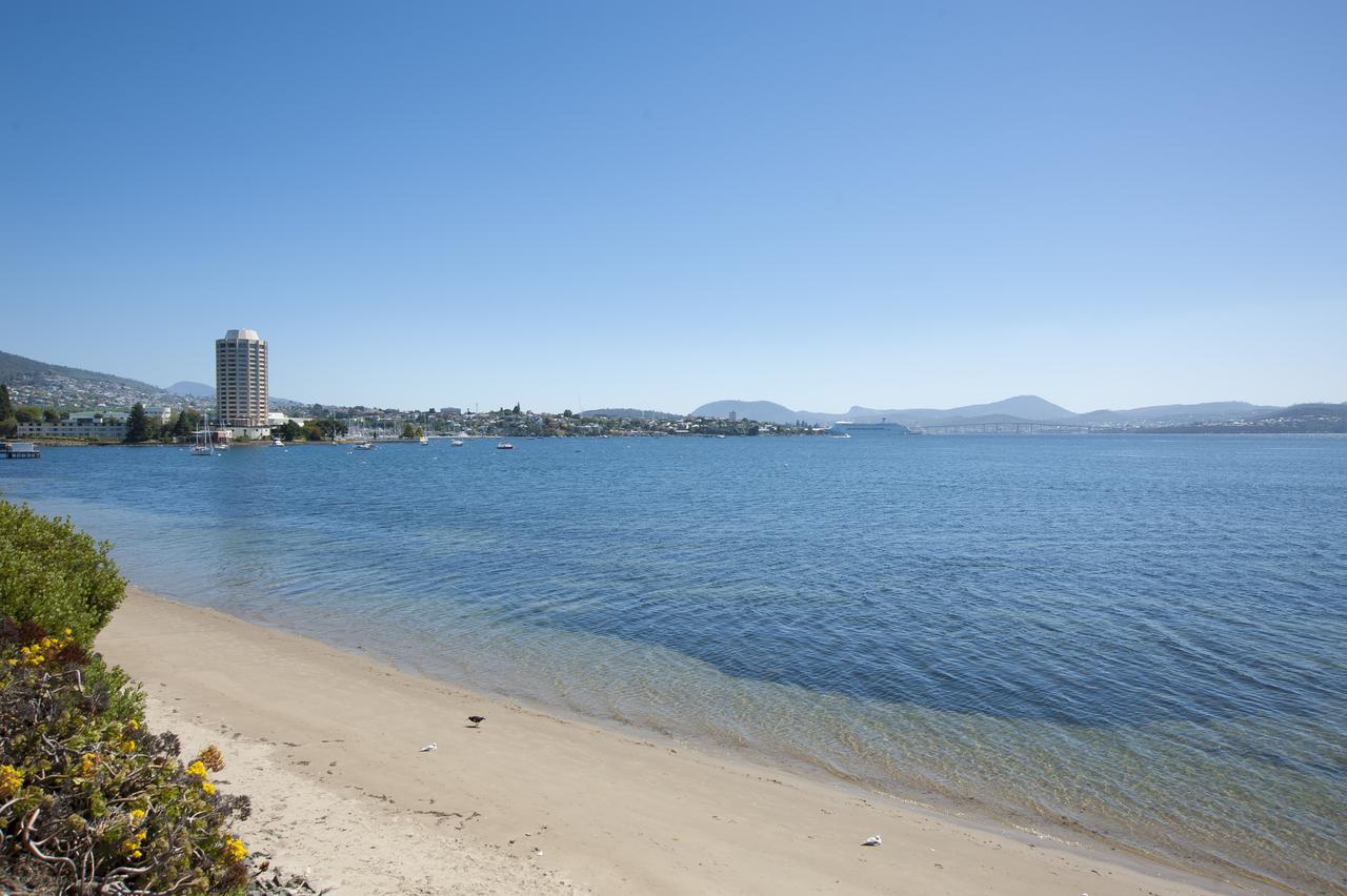Sandy Bay Waterfront Home - Accommodation Airlie Beach
