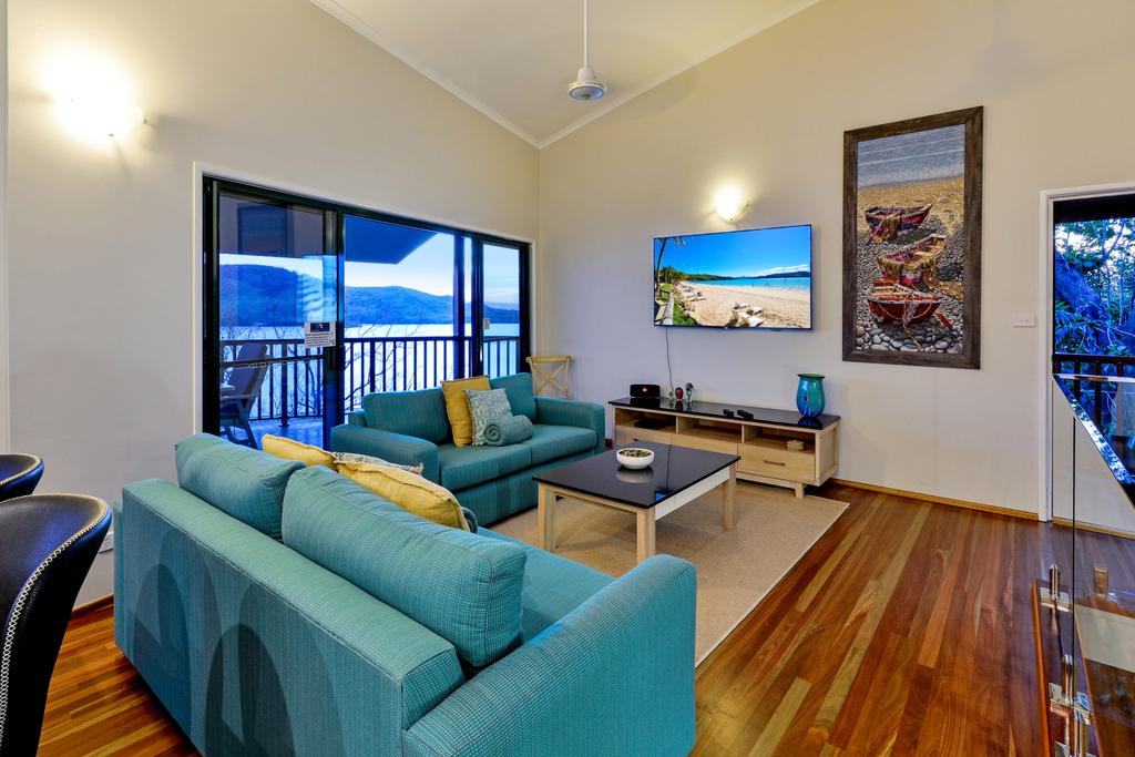 NEWLY BEAUTFULLY RENOVATED 16 The Casuarina - 3 Bedroom House With 180 Degree Ocean Views - thumb 3