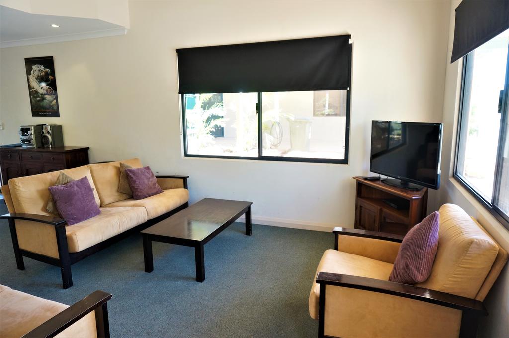 Ningaloo Breeze Villa 3 - 3 Bedroom Fully Self-Contained Holiday Accommodation - thumb 3