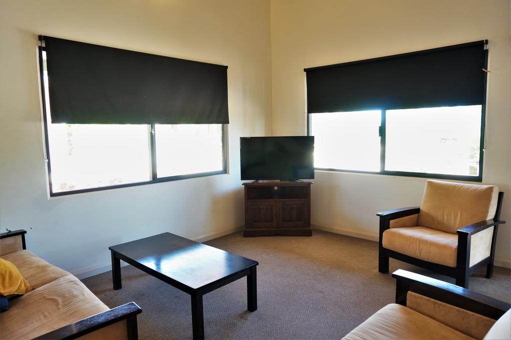 Ningaloo Breeze Villa 5 - 3 Bedroom Fully Self-Contained Holiday Accommodation - thumb 3