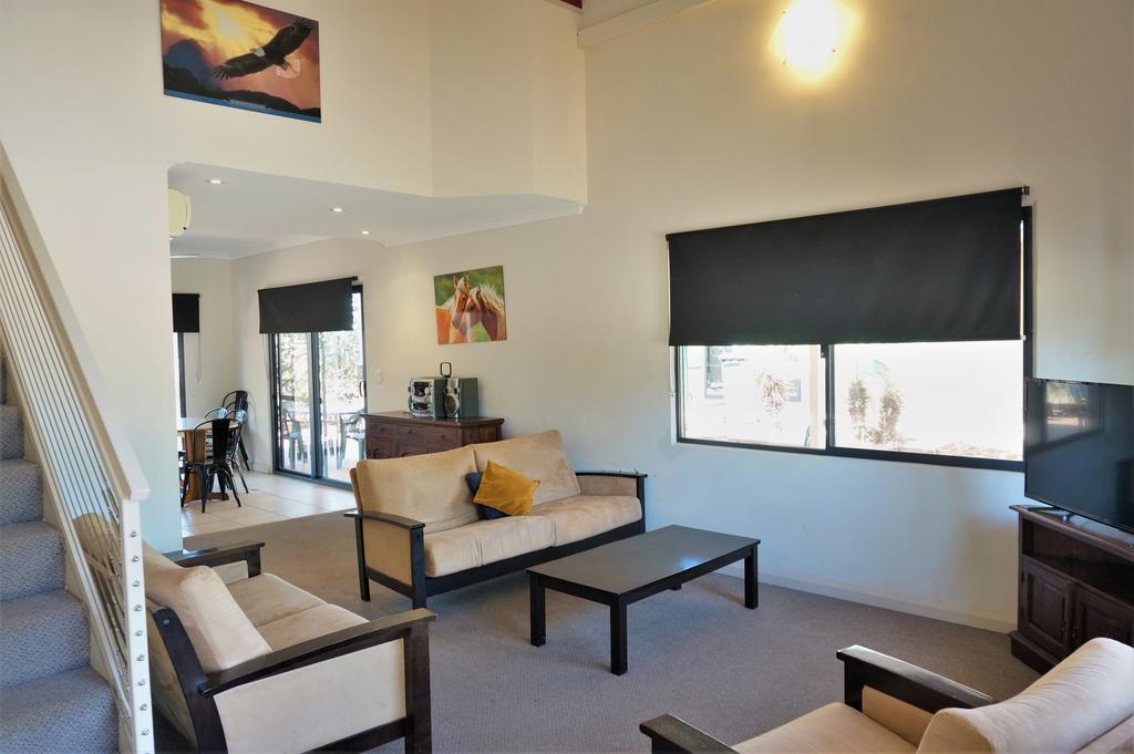 Ningaloo Breeze Villa 5 - 3 Bedroom Fully Self-Contained Holiday Accommodation - thumb 2