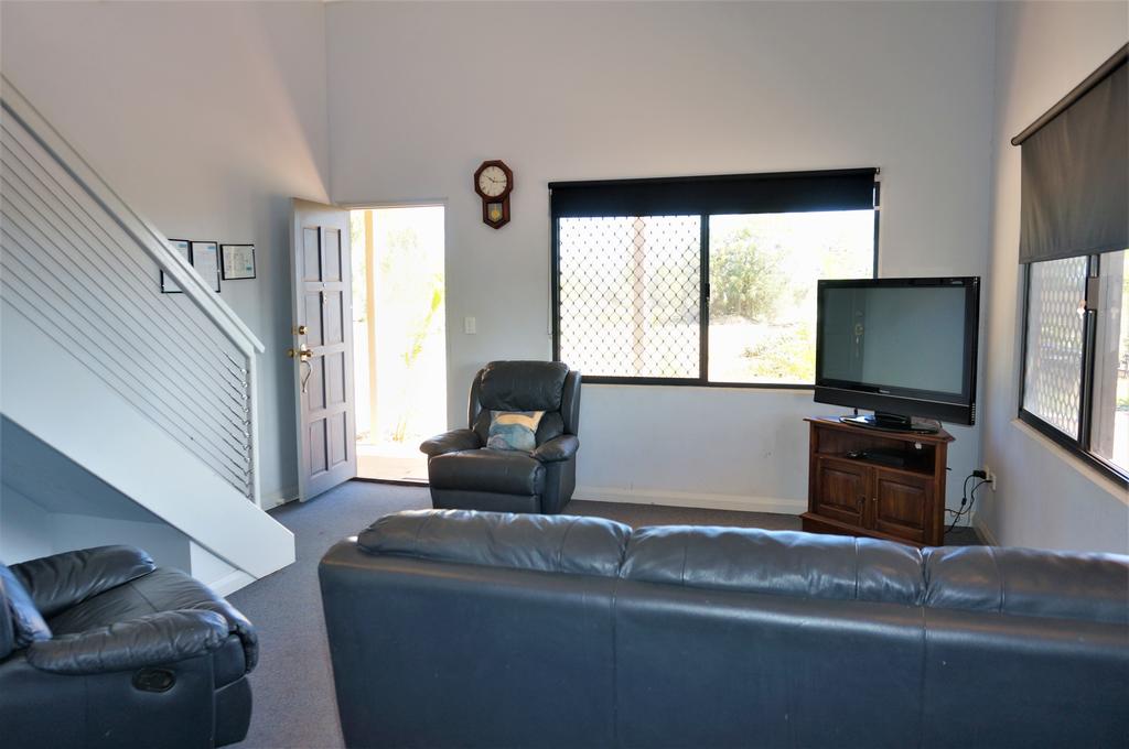 Ningaloo Breeze Villa 6 - 3 Bedroom Fully Self-Contained Holiday Accommodation - thumb 3
